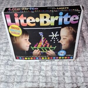 2018 Hasbro Lite-Brite with Multicolor Pegs